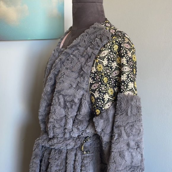 Soft Grey sweater jacket w Embroidery - Picture 7 of 10